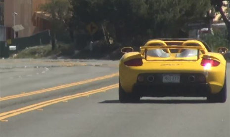 Сладкий рев V10 взрывает эхом тишину тоннеля.